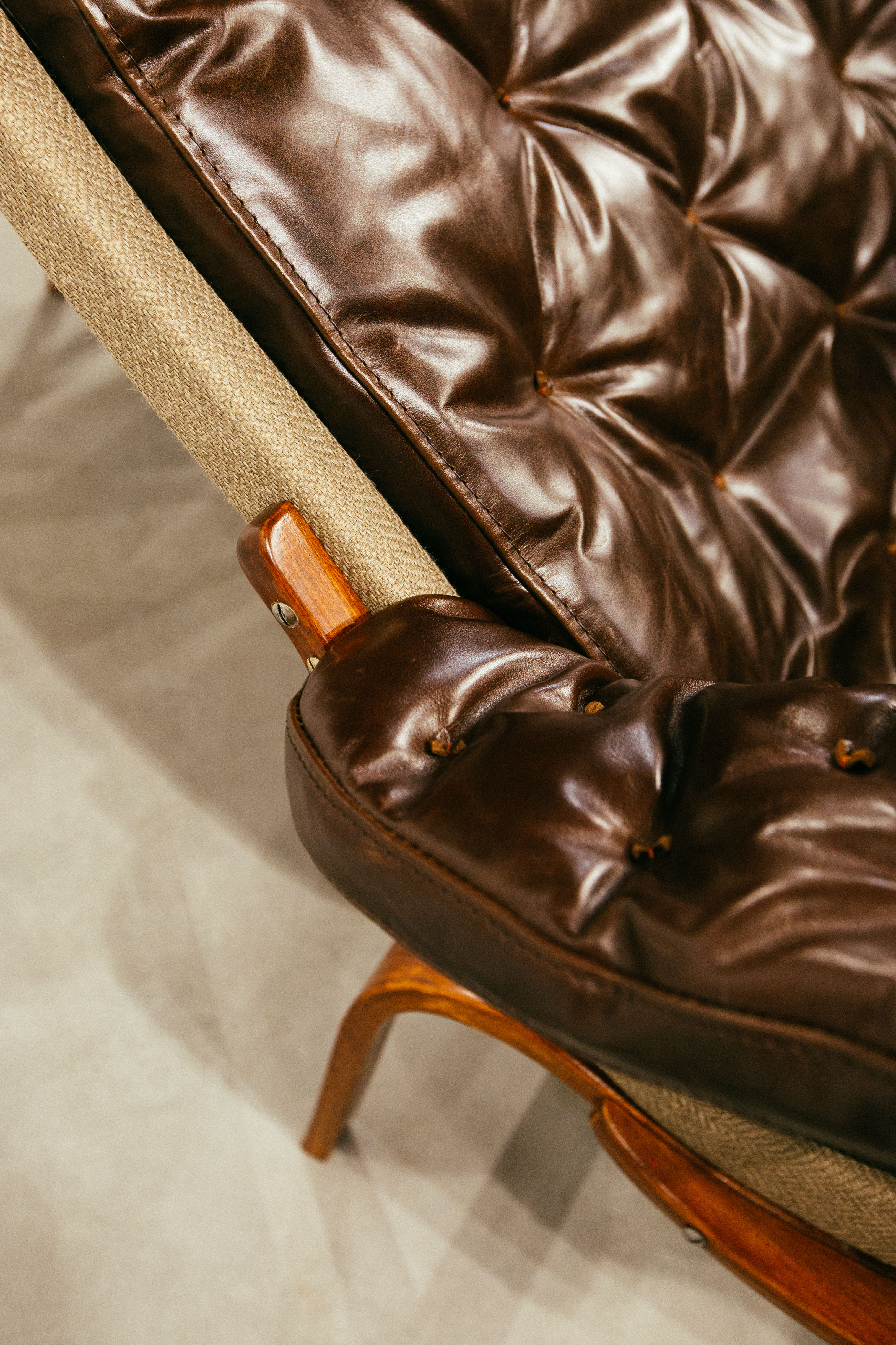 Bruno Mathsson tasarımı , Dux marka üretimi ' Pernilla Lounge Chair'